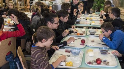 Un petit-déjeuner à la cantine dans une école, à Vihiers (Maine-et-Loire). (JEAN-MICHEL DELAGE / HANS LUCAS / AFP)