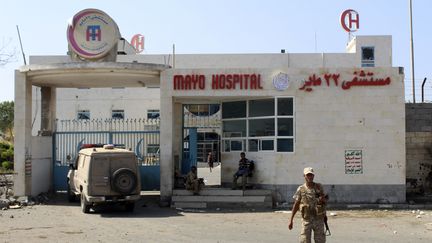 Un membre des forces pro-gouvernementales devant un hôpital de Hodeïda, le 13 novembre 2018. (SALEH AL-OBEIDI / AFP)