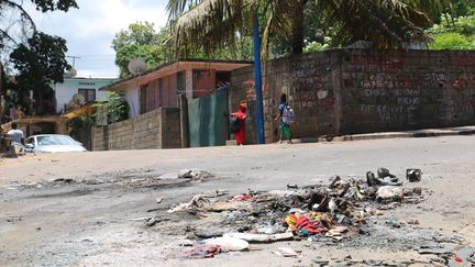 Des décombres à Mtsapere sur l'île de Mayotte, le 21 novembre 2022, à la suite de nouveaux affrontements violents entre bandes rivales. (GREGOIRE MEROT / AFP)