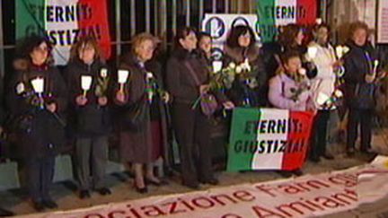 Manifestation de soutien aux victimes de l'amiante devant la grille de l'usine d'Eternit en Italie, déc 2009