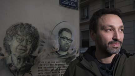 C215 devant ses pochoirs sur le mur de Charlie Hebdo, janvier 2016
 (JOEL SAGET / AFP)