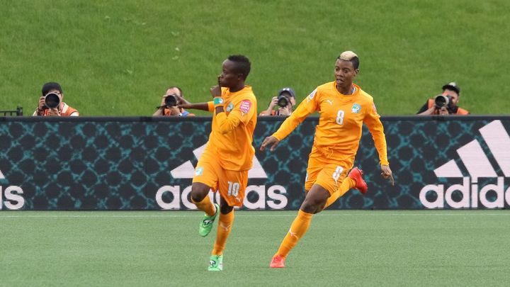 Les Ivoiriennes Ange N'Guessan et Ines Nrehy Tia célébrant un but face à la Thaïlande lors de la Coupe du monde, le 11 juin 2015. (ANDRE RINGUETTE / AFP)