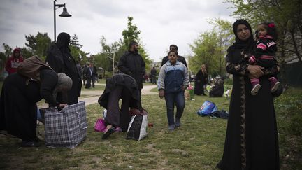 Des r&eacute;fugi&eacute;s syriens, au parc Edouard-Vaillant &agrave; Saint-Ouen (Seine-Saint-Denis), le 21 avril 2014. (JOEL SAGET / AFP)