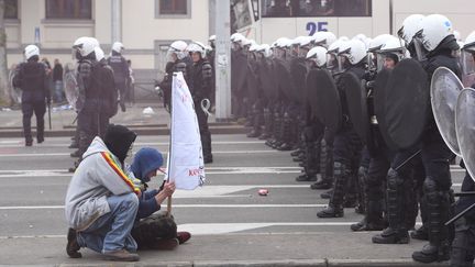 Des manifestants face à la police anti-émeute, le&nbsp;24 mai 2016, à Bruxelles. (DIRK WAEM / BELGA MAG / AFP)