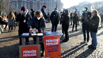 Une rassemblement de soutien à la Primaire populaire d'initiative citoyenne, le 15 janvier 2022 à Lille. (FRANCOIS LO PRESTI / AFP)