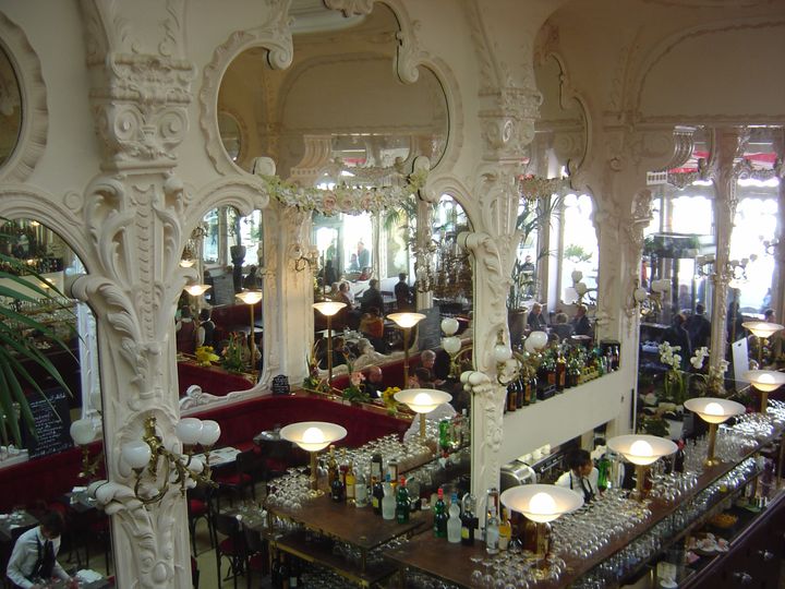 Le Grand Café et sa déco Art Déco. (office de tourisme de Moulins)