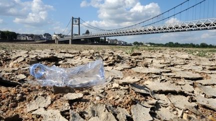 Vue du sol asséché près du pont d'Ancenis en Loire-Atlantique, le 19 mai 2011. (AFP / Frank Perry)