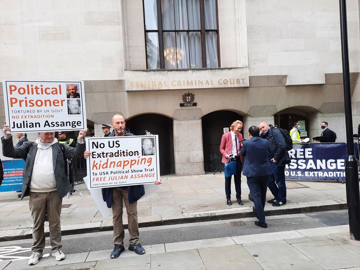 Des manifestants lors d'un rassemblement de soutien à Julian Assange devant la cour criminelle de Londres, le 7 septembre 2020. (RICHARD PLACE / RADIO FRANCE)