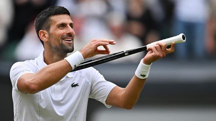 Novak Djokovic célèbre sa victoire face à Lorenzo Musetti, le 12 juillet 2024 en demi-finale de Wimbledon. (ANDREJ ISAKOVIC / AFP)