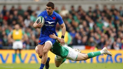 L'arrière de l'équipe de France, Thomas Ramos, sous la pression irlandaise, lors d'Irlande-France, le 11 février 2023. (PETER MORRISON / AP)