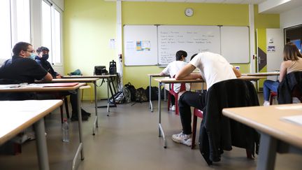 Des élèves passent les épreuves écrites du brevet, au collège de Neuville-du-Poitou (Vienne), le 28 juin 2021. (MATHIEU HERDUIN / MAXPPP)