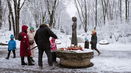 Des personnes visitent le mémorial des victimes de l'Holodomor, à Kiev, en Ukraine, le 27 novembre 2022. (ANDRE LUIS ALVES / ANADOLU AGENCY / AFP)