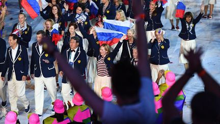 La délégation nationale russe défilant lors de la cérémonie d'ouverture des Jeux olympiques de Rio 2016, au stade Maracana, à Rio de Janeiro, le 5 août 2016.
 (FRANCK FIFE / AFP)