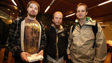 Les cofondateurs du site The Pirate Bay, Fredrik Neij, Gottfrid Svartholm et Peter Sunde (de gauche &agrave; droite), lors de leur premier proc&egrave;s &agrave; Stockholm (Su&egrave;de), le 3 novembre 2009. (BOB STRONG / REUTERS)