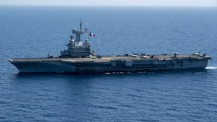 Le porte-avions "Charles-de-Gaulle", le 3 juin 2021, au large de Toulon (Var). (CHRISTOPHE SIMON / AFP)