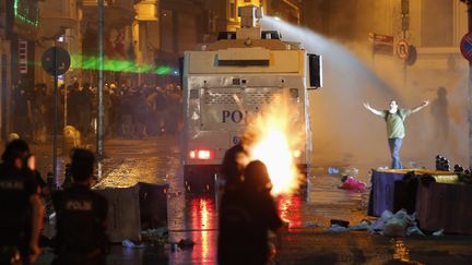 La police intervient place Taksim &agrave; Istanbul (Turquie), le 15 juin 2013. (OSMAN ORSAL / REUTERS)