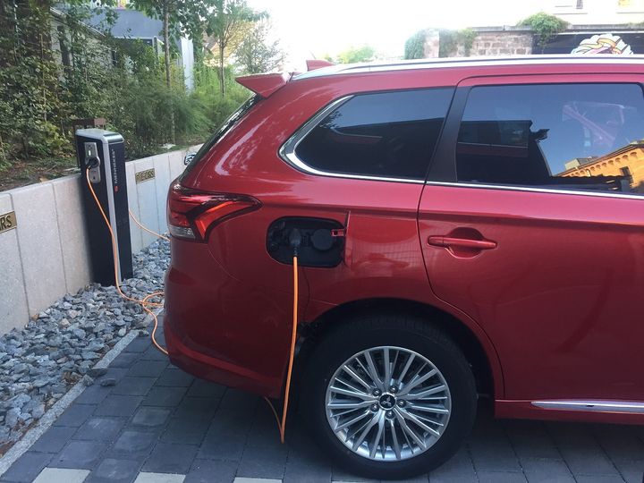 L'Outlander PHEV de Mitsubishi branché sur une borne pour la&nbsp; recharge électrique. (SERGE MARTIN FRANCE INFO)