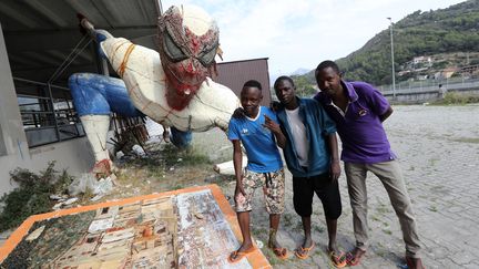 Des migrants devant un centre d'hébergement de la Croix Rouge près de la frontière franco-italienne.&nbsp; (VALERY HACHE / AFP)