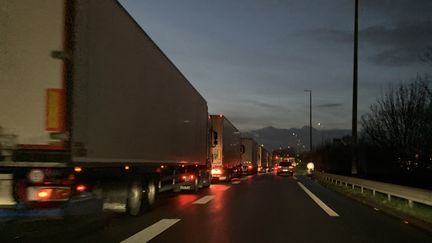 Des files de poids lourd sur l'A16 vers Calais (Pas-de-Calais). Photo d'illustration. (EMMANUEL BOUIN / FRANCE-BLEU NORD)