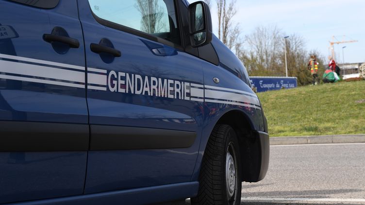 A gendarmerie vehicle parked at a roundabout in an undetermined location, March 28, 2023. (MOURAD ALLILI / MAXPPP)