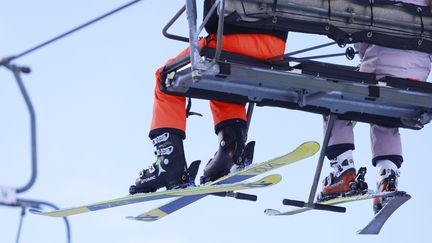 Deux skieurs sur un télésiège (photo d'illustration).&nbsp; (DYLAN MEIFFRET / MAXPPP)