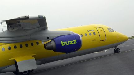 Un avion de la compagnie Buzz, à l'aéroport de Caen (Calvados), en 2002. (MYCHELE DANIAU / AFP)