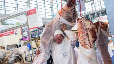 Un producteur de viande au Salon de l'agriculture 2018 à Paris. (AURELIEN MORISSARD / MAXPPP)