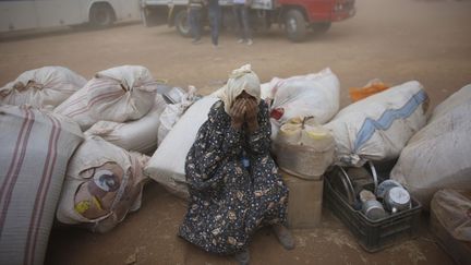 &nbsp; (Une femme kurde attend à la frontière turco-syrienne © Reuters-Murad Sezer)