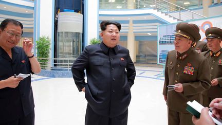 Le dictateur nord-cor&eacute;en Kim Jong-Un inspecte un b&acirc;timent, le 3 juillet 2015 &agrave; Pyongyang. (KNS / KCNA / AFP)