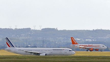 Un avion Air France au d&eacute;collage et un avion EasyJet &agrave; l'atterrissage, le 5 octobre 2012, &agrave; Roissy (Val-d'Oise). (ALEXANDER KLEIN / AFP)