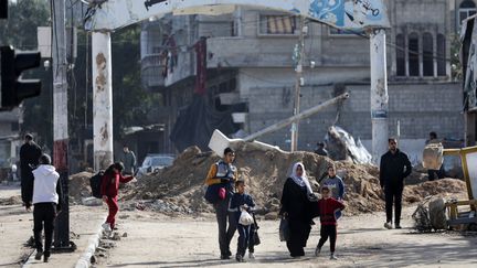 Des Palestiniens près du camp de réfugiés de Bureij, au centre de la bande de Gaza, le 22 décembre 2023. (MAJDI FATHI / NURPHOTO / AFP)