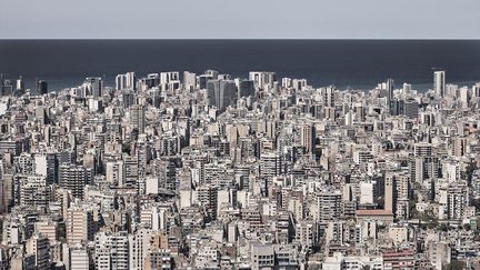 Le "mur" de Joe Kesrouani, c'est ce que devient Beyrouth, la ville de son enfance, où le manque de planification urbaine fait que toutes les respirations dans l'espace urbain sont progressivement comblées et que toutes les percées vers la mer sont bouchées. Un mur qui étouffe les habitants, tandis que seuls les privilégiés peuvent encore voir la Méditerranée, depuis le front de mer ou le haut des tours. Il en fait des images presque abstraites, du moins irréelles. A l'Institut du monde arabe. "The Wall"
 (Joe Kesrouani)