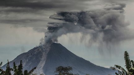 le volcan Sinabung crache de nouvelles cendres