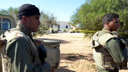 Des membres des forces de sécurité tunisiennes près de Ben Guerdane, non loin de la frontière libyenne, le 3 mars 2016. (TASNIM NASRI / ANADOLU AGENCY / AFP)