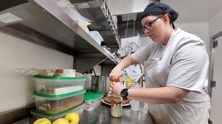 Kimberley, reconnue travailleuse handicapée, est en stage dans un restaurant à Bouaye (Loire-Atlantique) pour devenir commis de cuisine, en juin 2023. (VALENTIN DUNATE / FRANCEINFO)