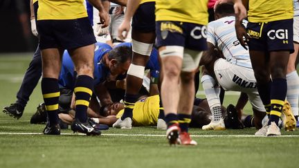 Le joueur de Clermont Samuel Ezeala est au sol après avoir perdu connaissance&nbsp;à la suite d'un&nbsp;violent choc, le 7 janvier 2018. (CHRISTOPHE SIMON / AFP)