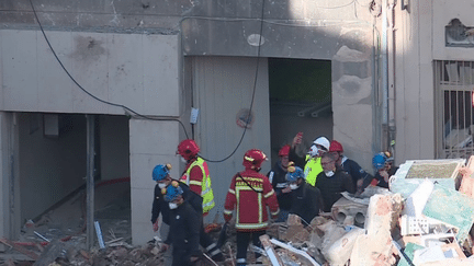 Le bilan s’est encore alourdi à Marseille, rue de Tivoli, lundi 10 avril au matin. Deux nouveaux corps ont été extraits des décombres des immeubles effondrés, ce qui porte à quatre le nombre de victimes. Plus d’une centaine de pompiers s’activent toujours pour retrouver d’éventuels survivants. (FRANCE 2)