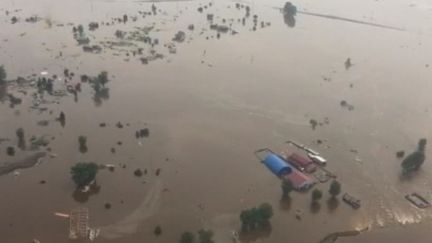 Les hélicoptères dépêchés par le ministère des interventions d'urgence acheminent aides et nourriture à plus de 500 personnes sinistrées. (Capture d'écran France 2)