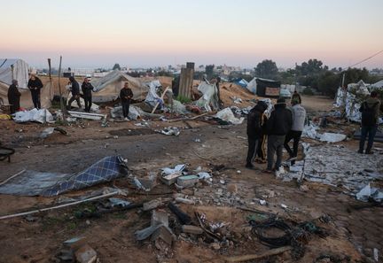 Des Palestiniens parmi les décombres d'un camp de déplacés à Khan Younès, dans la bande de Gaza, le 2 janvier 2025, après une frappe israélienne ayant causé la mort de onze personnes. (BASHAR TALEB / AFP)