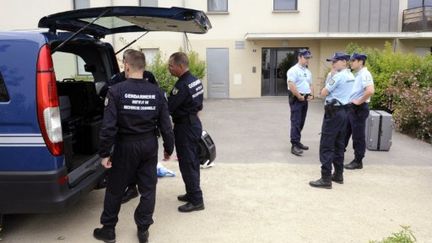 Des gendarmes devant le domicile d'Anne Caudal le 27 juillet 2011 à Bruz (Ille-et-Vilaine) (AFP - DAMIEN MEYER)