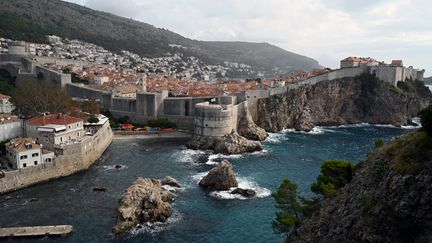 Si Dubrovnik (ici avec une vue générale de la vieille ville et ses fortifications) est un must pour une première approche de la Croatie, le pays possède de nombreuses autres ressources. (RICHARD VILLALON / MAXPPP)