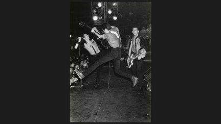 &quot;Clash, je les voulais en action car pour moi Clash c’est la scène. Il y a beaucoup d’énergie et d’émotion dans cette photo. Pierre Rene- Worms, un copain, est connu pour ses photos de Joy Division à Paris dans ce qu&#039;on appelait &quot;le trou des Halles&quot; en décembre 1979.&quot;
 (Pierre Rene-Worms)