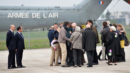 Fran&ccedil;ois Hollande et Laurent Fabius avec les familles des ex-otages sur la base militaire de Villacoublay le 20 avril 2014. (MUSTAFA YALCIN / ANADOLU AGENCY)