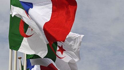 Les drapeaux algérien et français flottent au vent à Alger, le 9 octobre 2022. (ALAIN JOCARD / AFP)