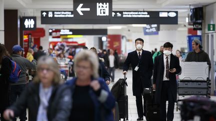 Des voyageurs dans un aéroport. (Illustration).&nbsp; (COLE BURSTON / AFP)