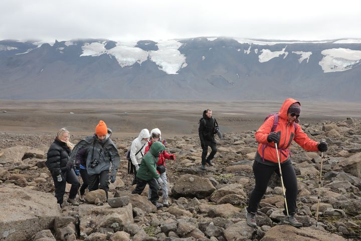 Des randonneurs grimpent les pentes du volcan Ok, en Islande, dimanche 18 août 2019.&nbsp; (MARIE-ADELAIDE SCIGACZ / FRANCEINFO)