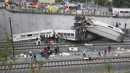 Intervention des secours apr&egrave;s le d&eacute;raillement du train &agrave; grande vitesse pr&egrave;s de Saint-Jacques-de-Compostelle (Espagne), le 24 juillet 2013. ( MAXPPP)