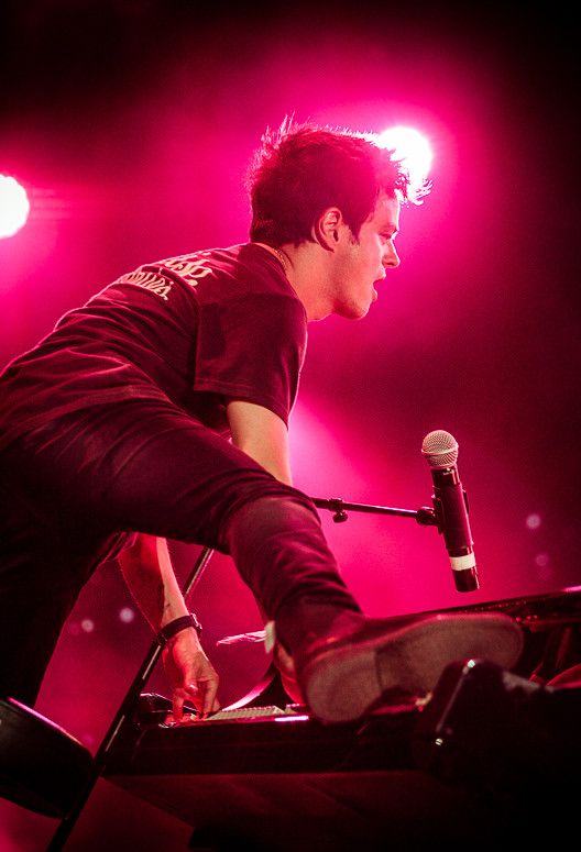 Jamie Cullum, pianiste émérite, enjambe son piano 
 (Marion Tisserand )