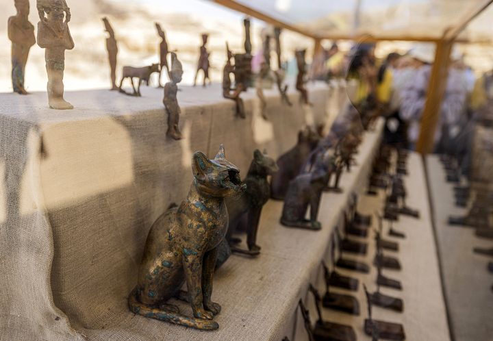 Statuettes et figurines représentant des chats et des divinités égyptiennes ont également été retrouvées durant la fouille. (KHALED DESOUKI / AFP)