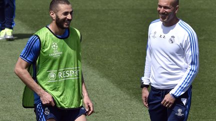 Karim Benzema s'entraîne sous l'oeil complice de Zinedine Zidane (GERARD JULIEN / AFP)